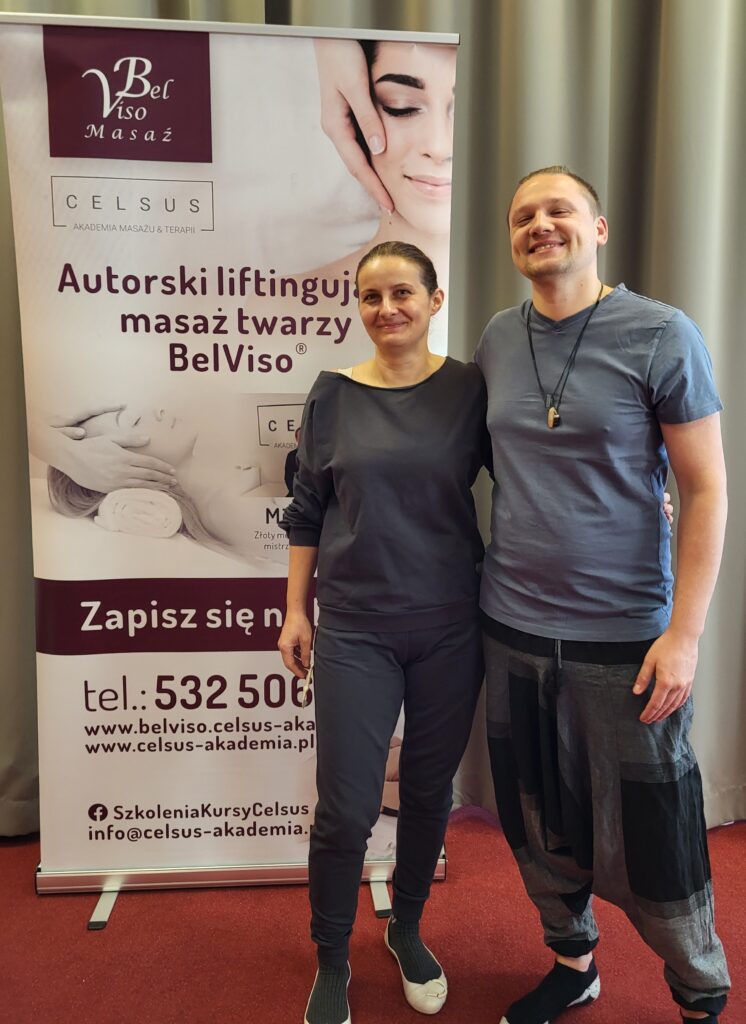 Justyna Neumann i Michał Golik na tle rollup BelViso